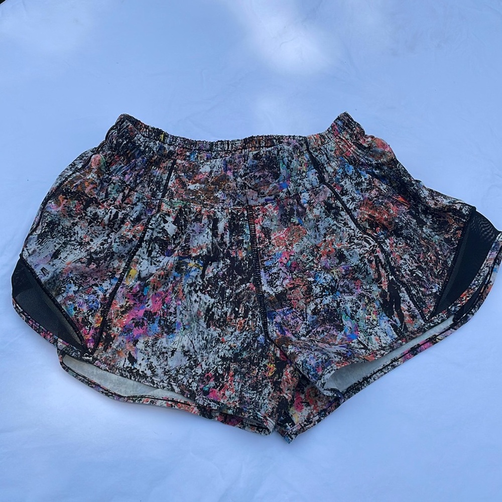 Lululemon Hotty Hot Low-Rise Lined Short 2.5" Size 4